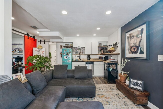 Building Photo - 1034 Queen St N