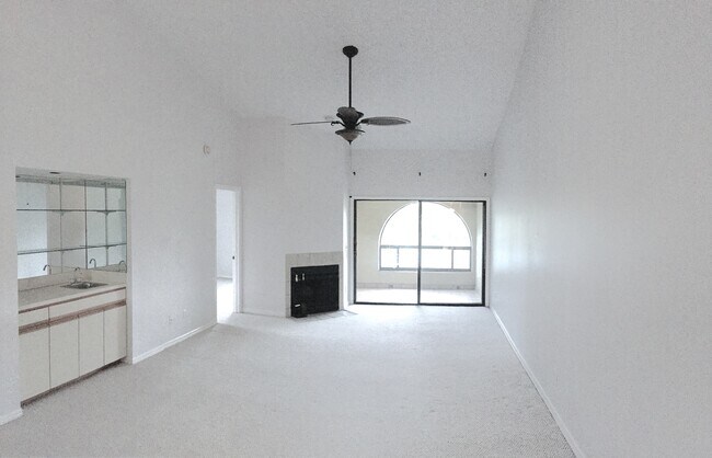 Large Living Area - 3809 La Vista Cir