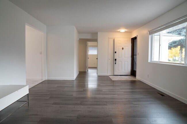 Foto del edificio - Newly Remodeled and Spacious 3 bedroom 2 b...