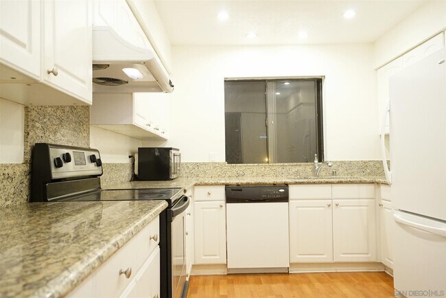 Building Photo - 3994 La Jolla Village Dr