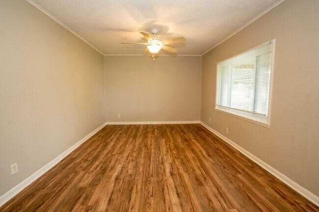 Building Photo - Recently Renovated 4 Bedroom in West Tulsa!!