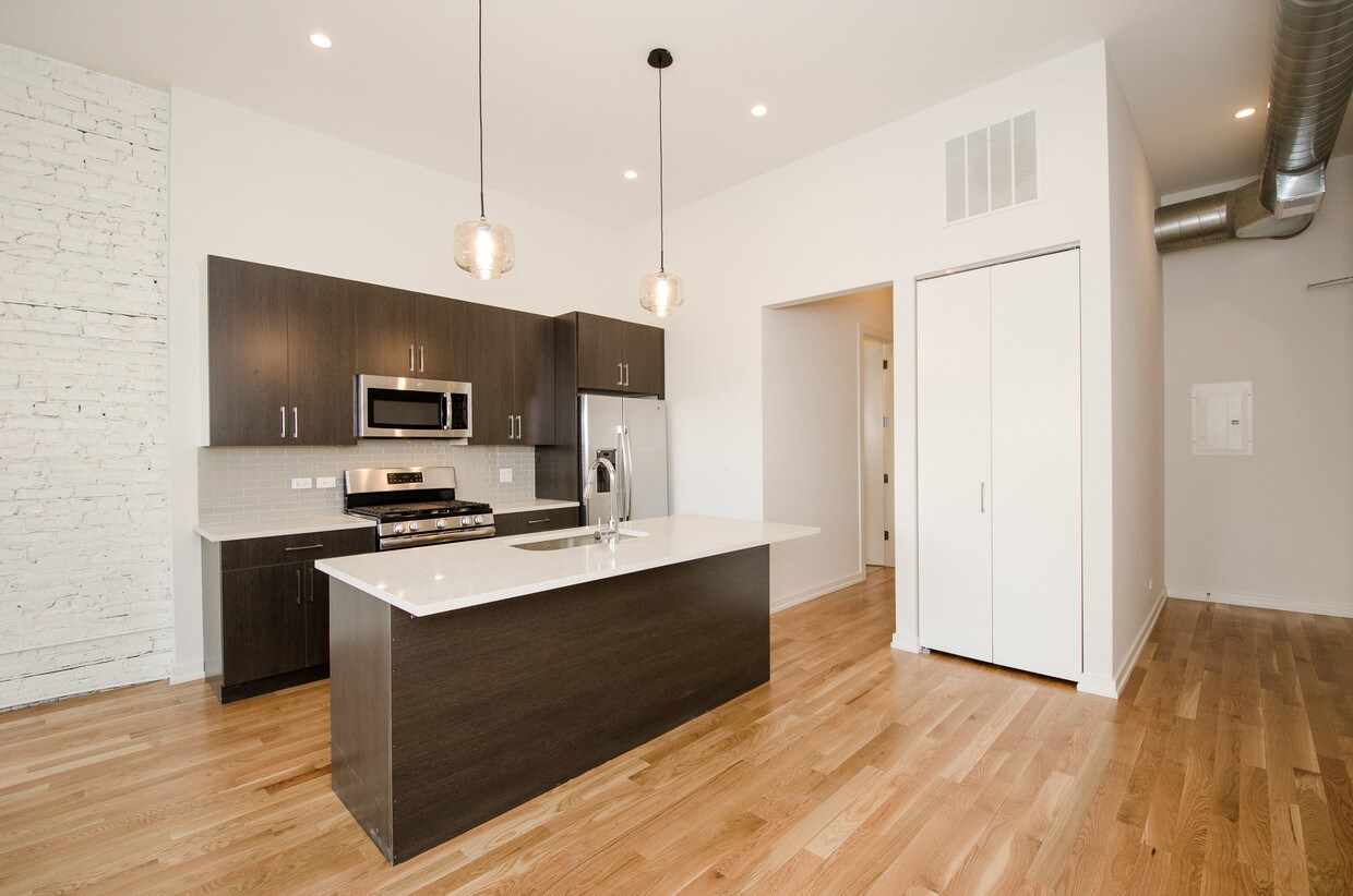 Kitchen - 1625 N Milwaukee Ave