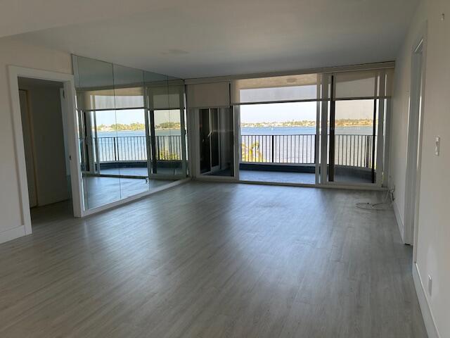 Foto del edificio - 8200 Lakeshore Dr