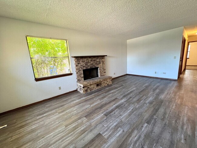 Foto del edificio - 3 bedroom 2 full bathroom Duplex home in B...