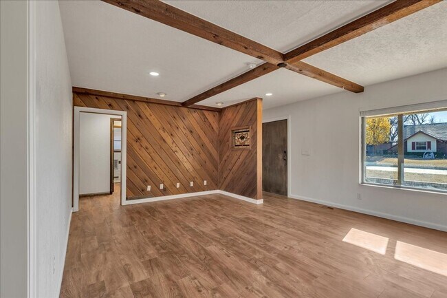 Building Photo - Home in the Heart of Yukon