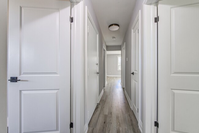 Photo du bâtiment - 2 Bedroom Upper-Level Unit – All Utilities...
