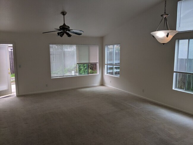 Foto del edificio - 6351 Fieldale Dr