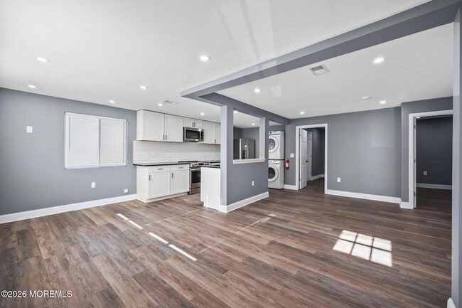 Building Photo - 143 Center Ave