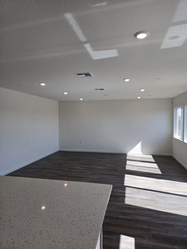 Foto del edificio - Newly Constructed Four Bedroom Home Short Distance to Shopping, Easy Bay Area Commute!