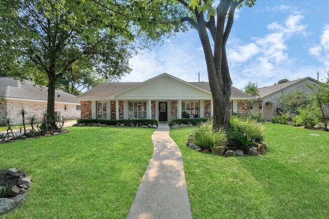 Foto del edificio - 9811 Rocktree Dr