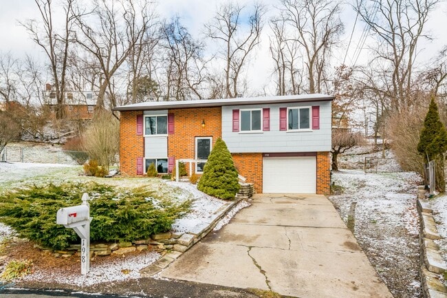Building Photo - AVAILABLE OCT 1ST!! BEAUTIFUL 4 BEDROOM IN...