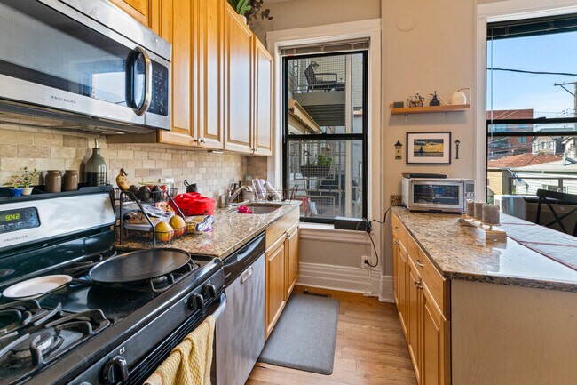 Foto del edificio - 2436 N Maplewood Ave