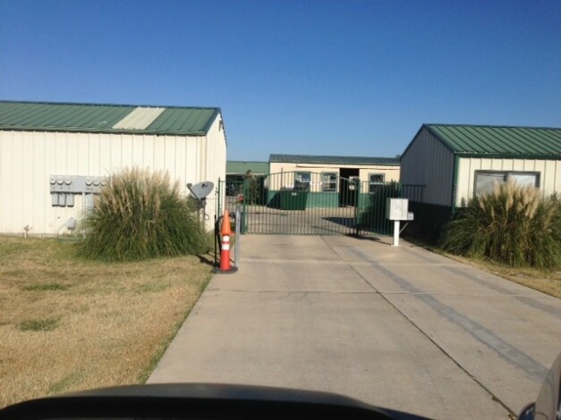 Foto del edificio - 700 Buster Chatham Rd