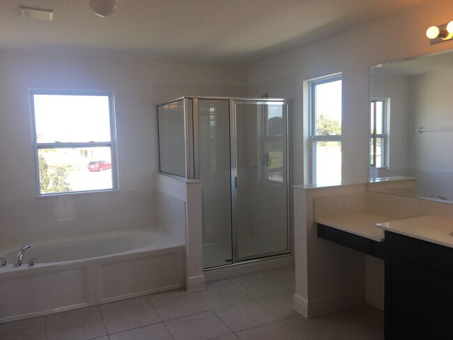 Foto del edificio - 5 BED Home in  Black Lake Preserve!!! WINT...