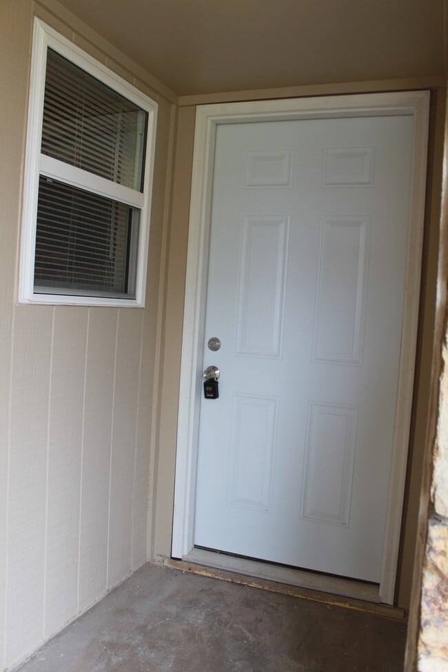 Foto del edificio - Much Better Than NEW!!! 3 beds, 1 1/2 Baths