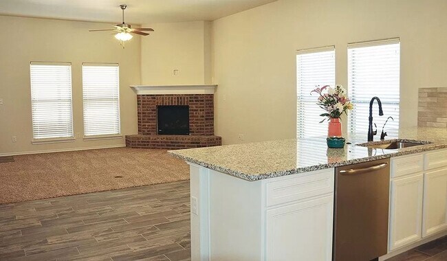 Building Photo - SOLAR PANEL HOME! 3 Bedroom 2 bathroom hou...