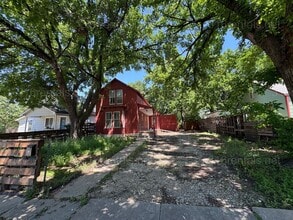 Building Photo - 504 E 10th St