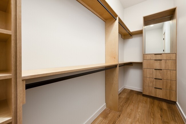 Foto del edificio - 709 Juniper Cir