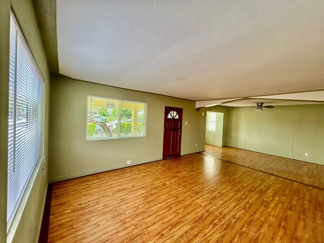 Building Photo - Beautiful 3 Bed Home For Rent!
