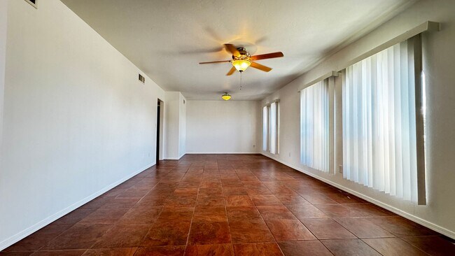 Foto del edificio - Eastside (Broadway/Harrison) 3 bedroom, 2 bath home, 2 car garage with workshop/storage, a/c and ...