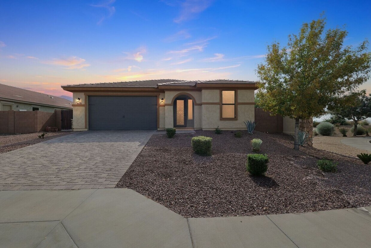 Foto principal - Spacious 4BR House in Goodyear