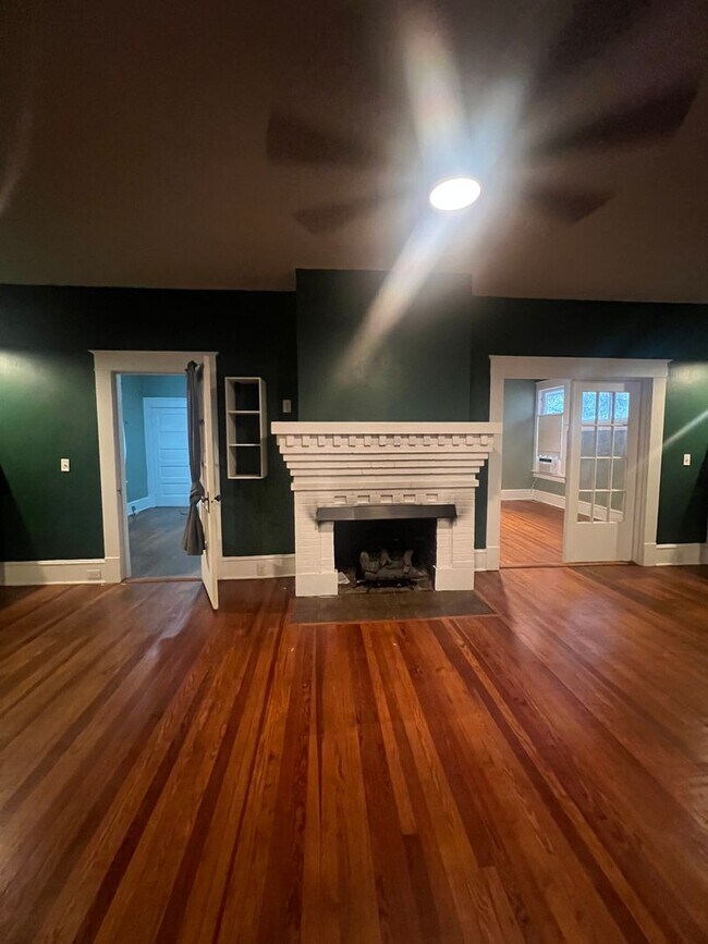 Foto del edificio - Historic Highland Beauty WITH Garage Apartment!