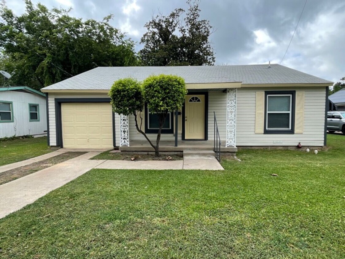 Foto principal - Nice single story home in East Ft. Worth