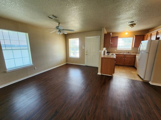 Building Photo - Roomy 3 Bedroom Duplex In South Fort Worth