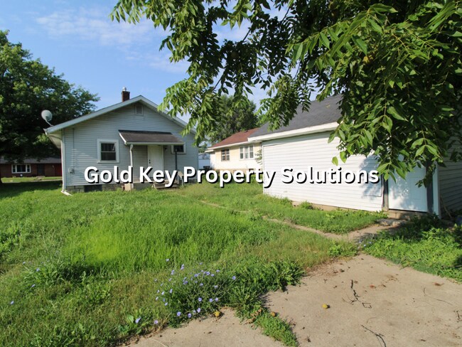 Building Photo - 2 BR 1 BA House with Enclosed Porch and La...