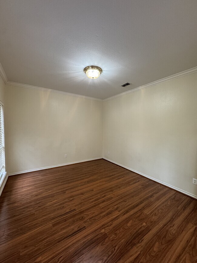 Foto del edificio - 7033 Bevington Dr