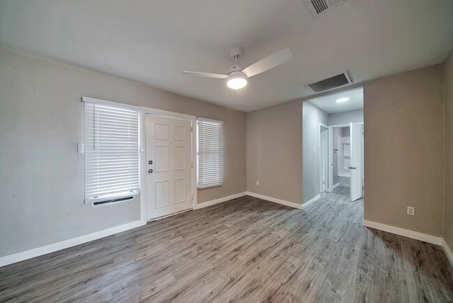 Building Photo - 830 S 15th Ave
