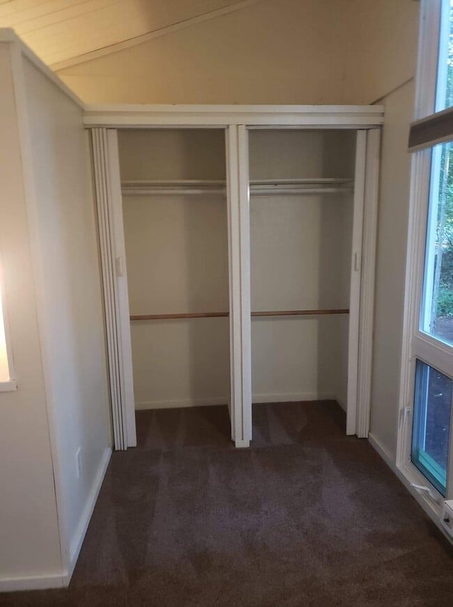 Foto del edificio - Cozy Cabin-Style Living in Clearwood – 1 Bed + Loft / 1 Bath in Yelm