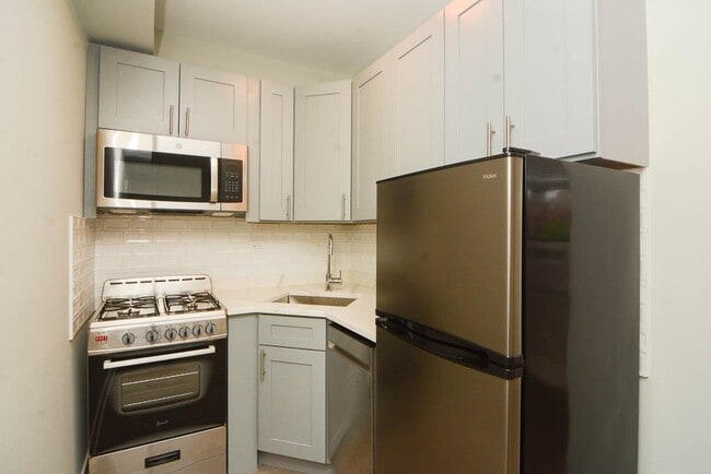Building Photo - 501 W Belmont Ave
