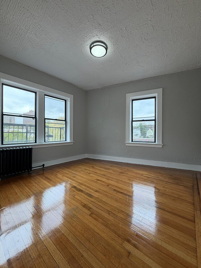 Foto del edificio - 645 Summer Ave