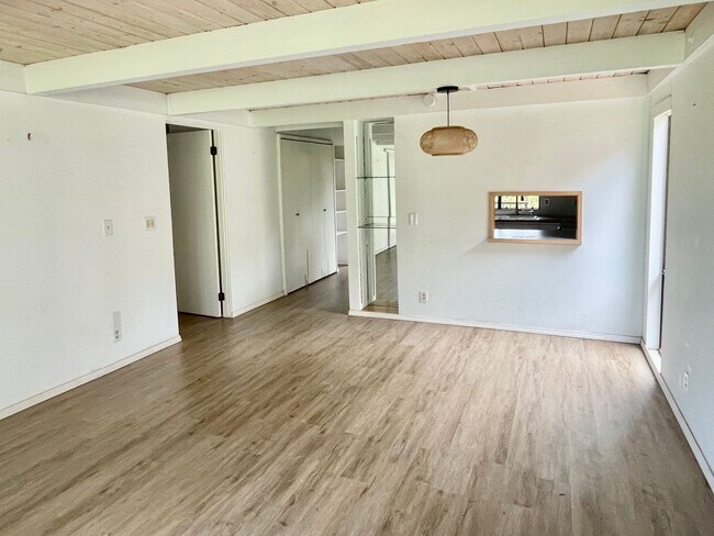 Building Photo - This lovely two bed, three bath condo at t...