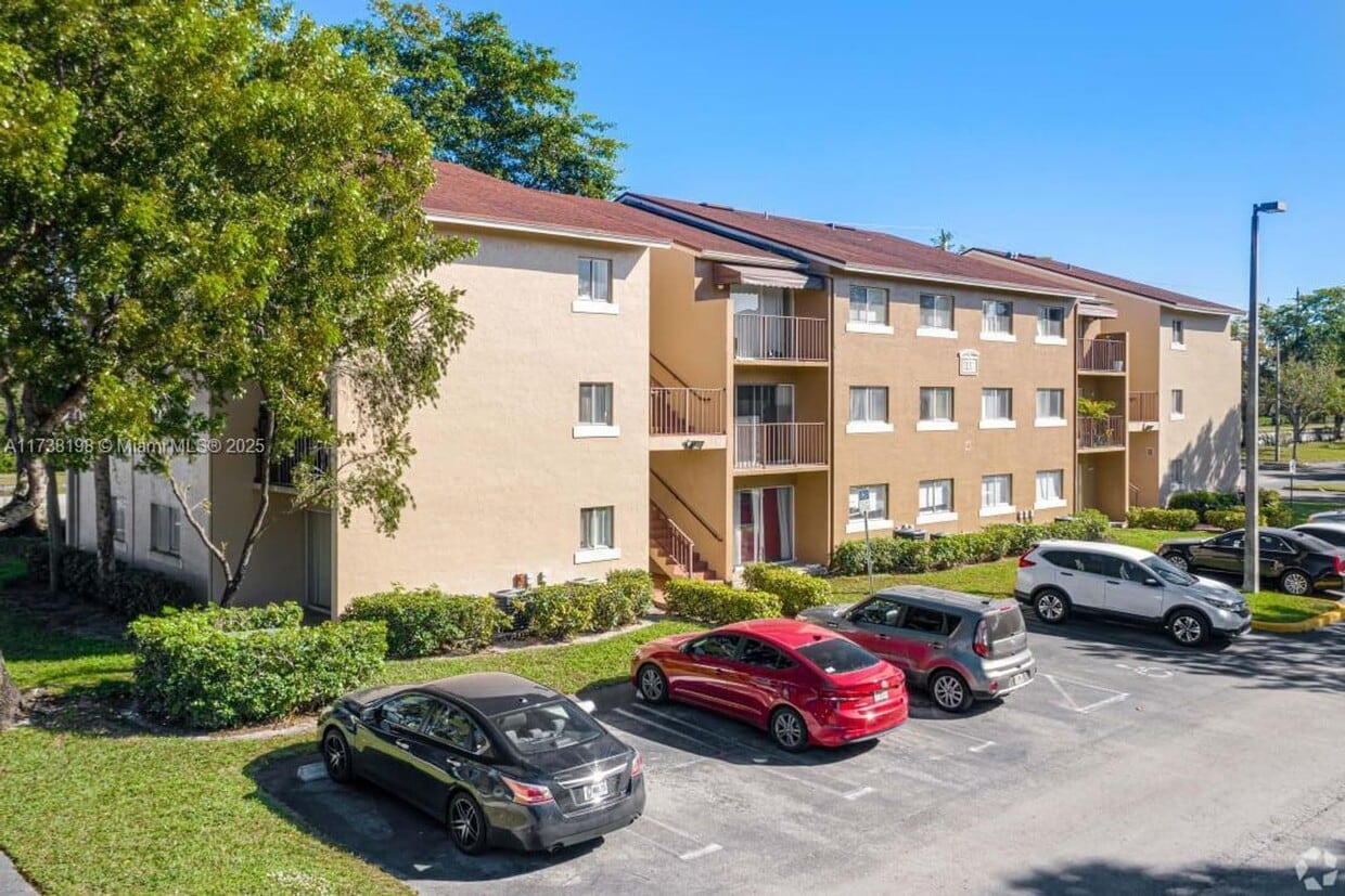Spacious 1/1 Condo – Great Location! - Spacious 1/1 Condo – Great Location!