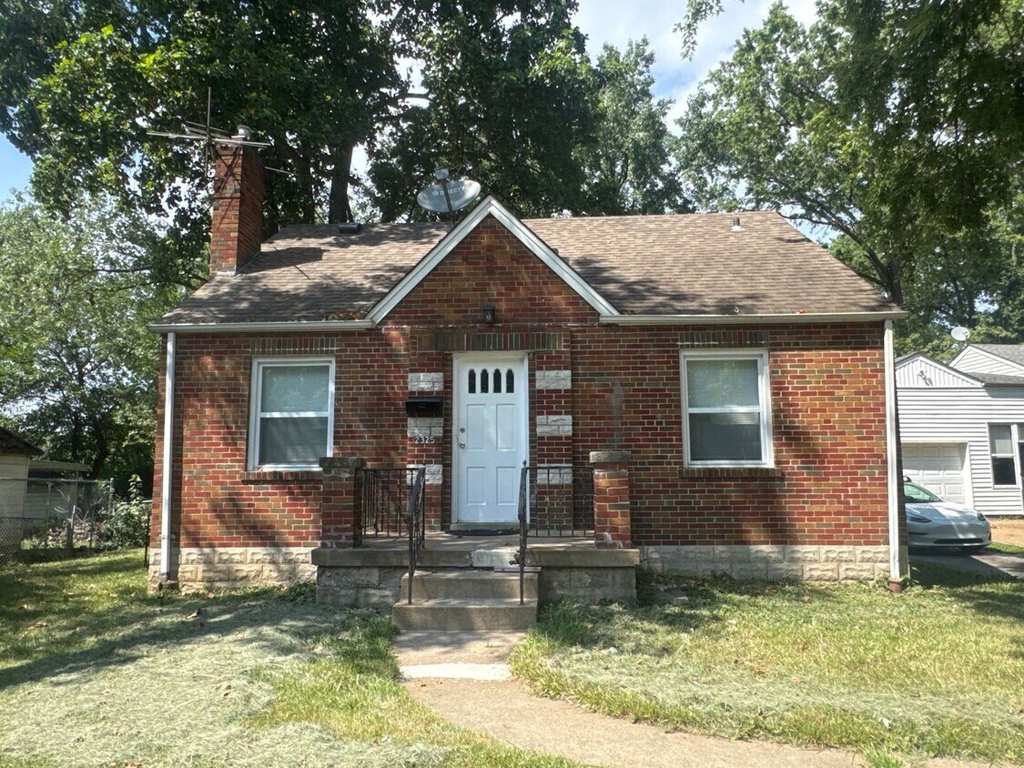 Foto principal - Updated 3 Bed 1 Bath w/Large Yard