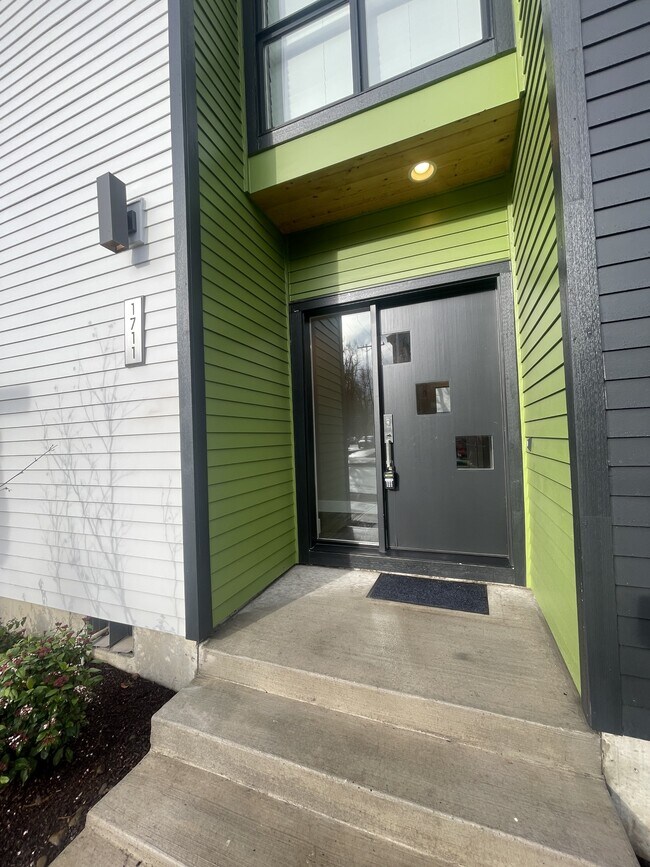 Building Photo - 1711 SE Ramona St