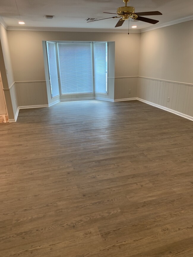 Building Photo - 3023 Sutton Dr