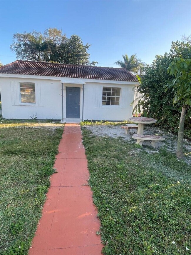 Foto del edificio - 1362 NW 102nd St