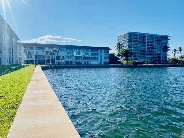 Building Photo - 2936 Lake Shore Dr