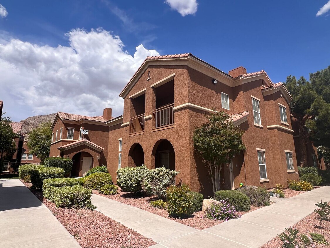 Foto principal - Gated / Mountain Views / $500 Off First Month