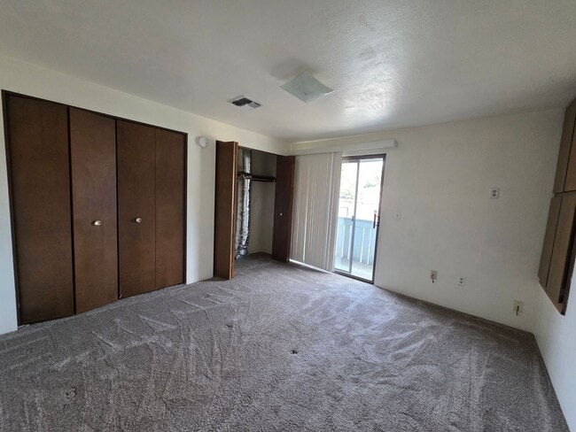 Building Photo - Convenient Location