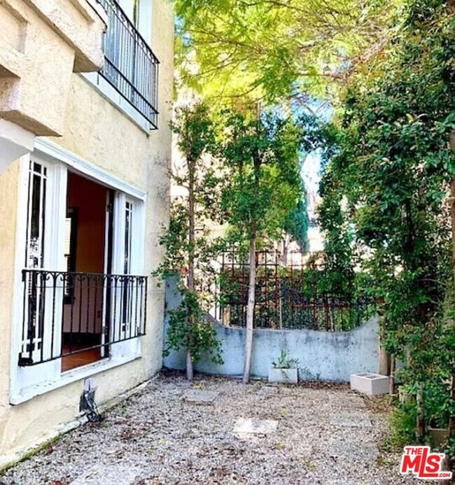 Foto del edificio - 1433 N Las Palmas Ave