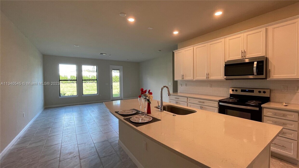Building Photo - 2131 Appleton Cir N
