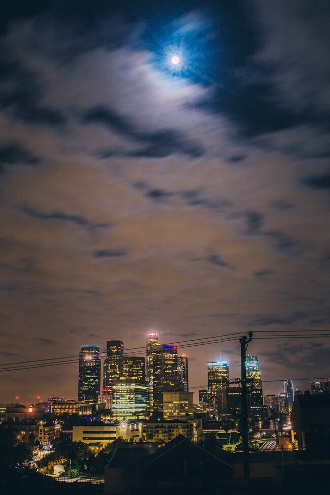 Foto del edificio - 927 W College St