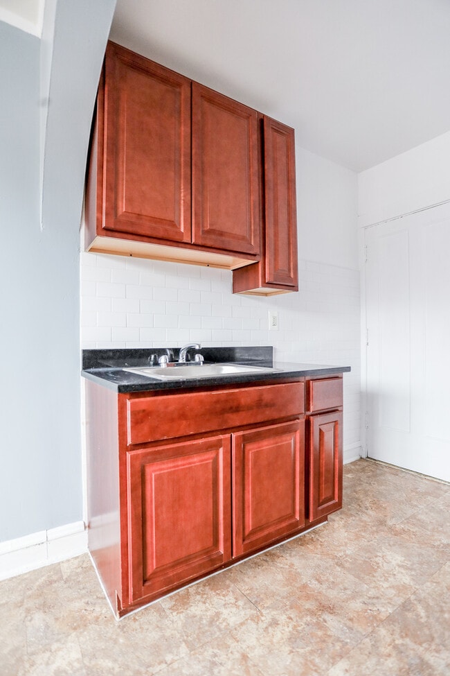 Building Photo - 3154 N Karlov Ave