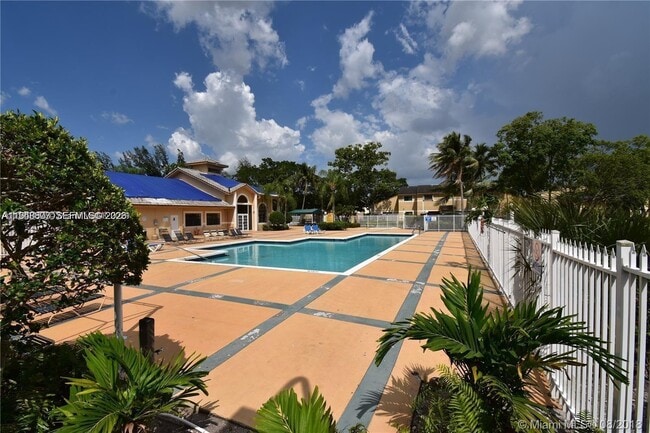 Foto del edificio - 400 Palm Cir W