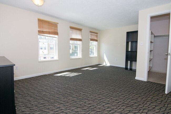 Building Photo - Huge Townhouse near T w Laundry in Unit!  30 Foot Ceilings in Living Room!