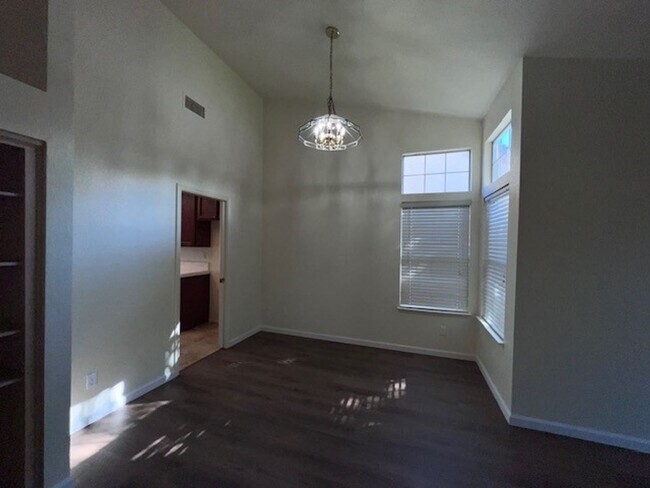 Foto del edificio - Freshly painted home with new LVP flooring.